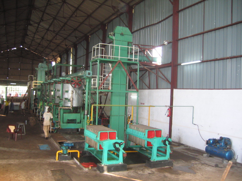 Atelier d'une usine d'extraction d'huile de palmiste en Sierra Leone