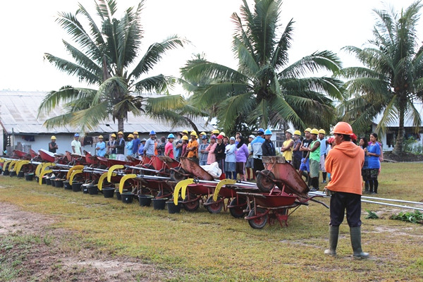 Personnel de plantation en Indonésie