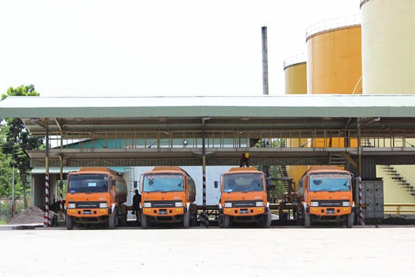 Camions contenant de l'huile de palme brute
